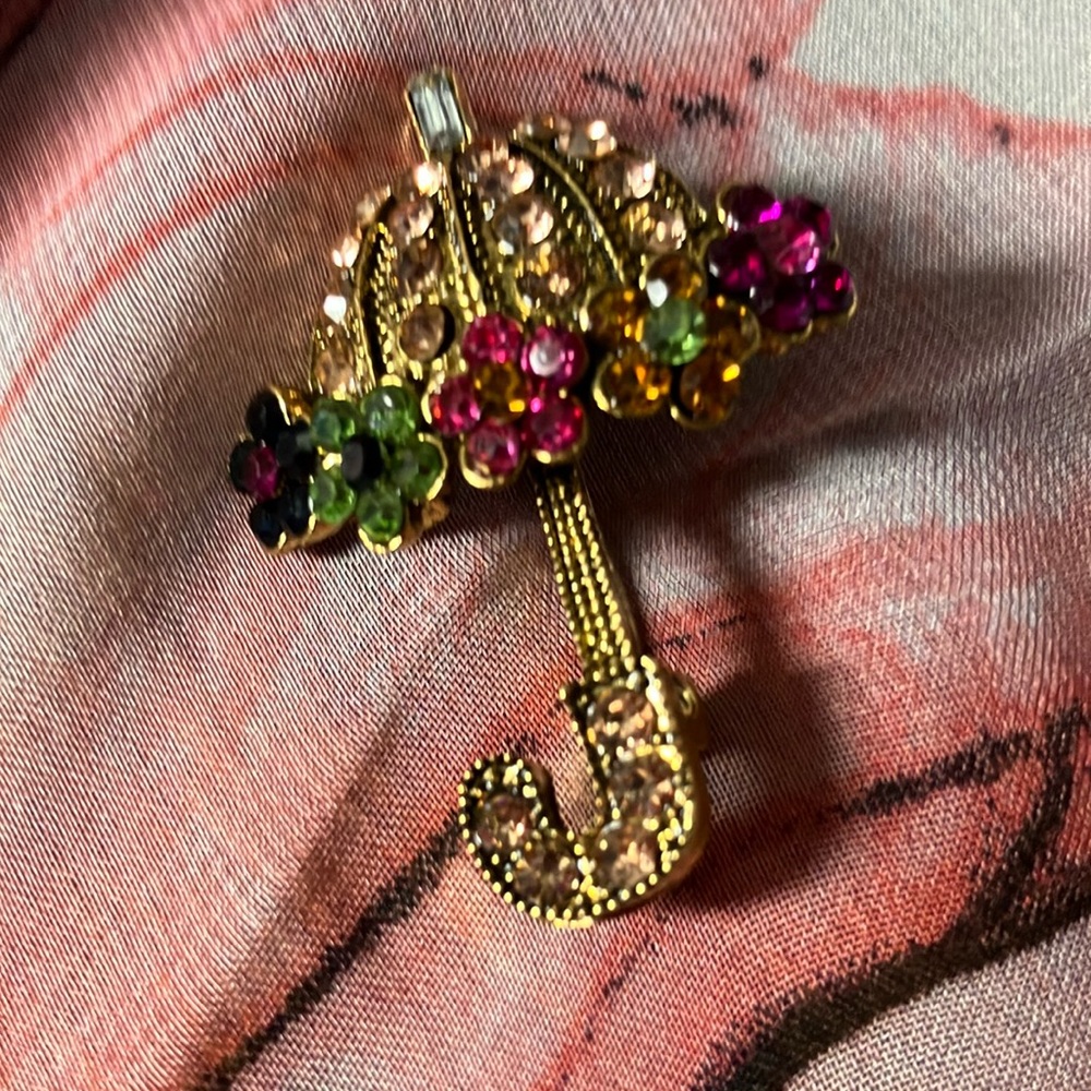 Multicolor umbrella pin